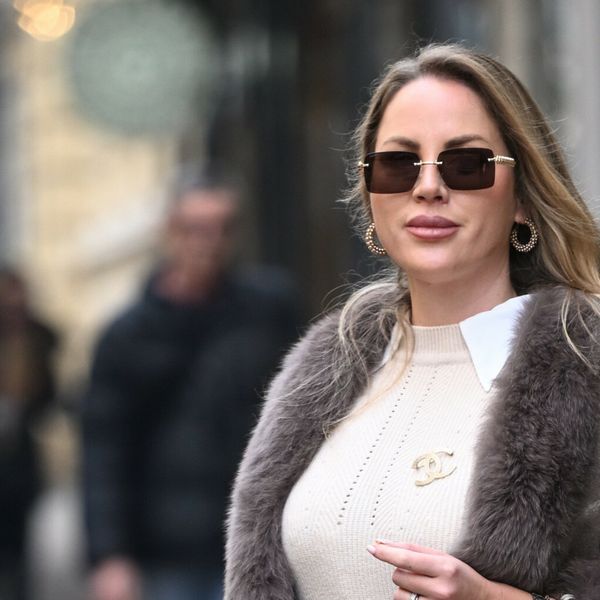 Ulična moda Zagreb u slatkoj minici i nabranim čizmama