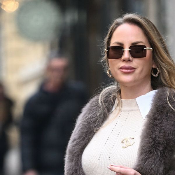 Ulična moda Zagreb u slatkoj minici i nabranim čizmama