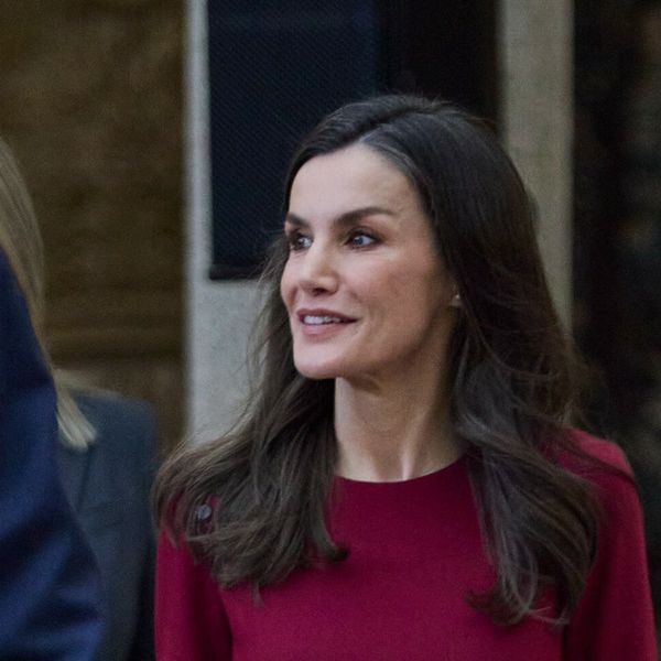 Kraljica Letizia u crvenoj haljini i crnim salonkama