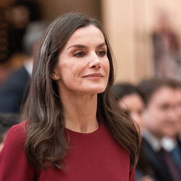 Kraljica Letizia u crvenoj haljini i crnim salonkama