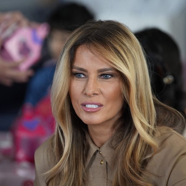 Melania Trump u bež košulja-haljini u posjetu The Children’s Inn