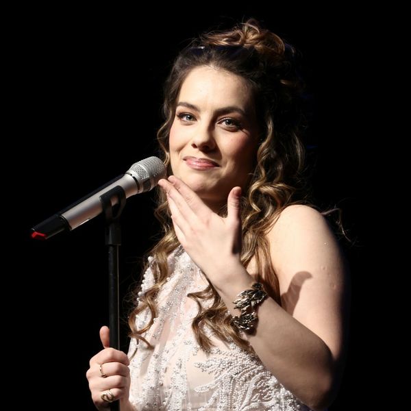 Ana Uršula Najev održala koncert u prozirnoj bijeloj haljini