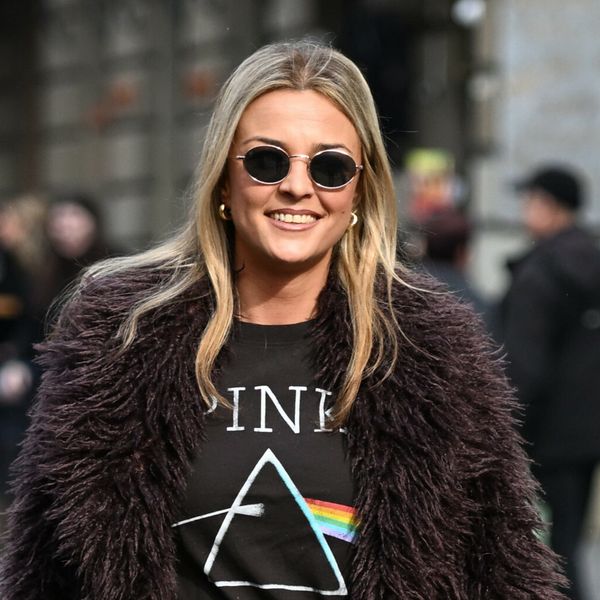 Ulična moda Zagreb u plisiranoj suknji i nabranim čizmama