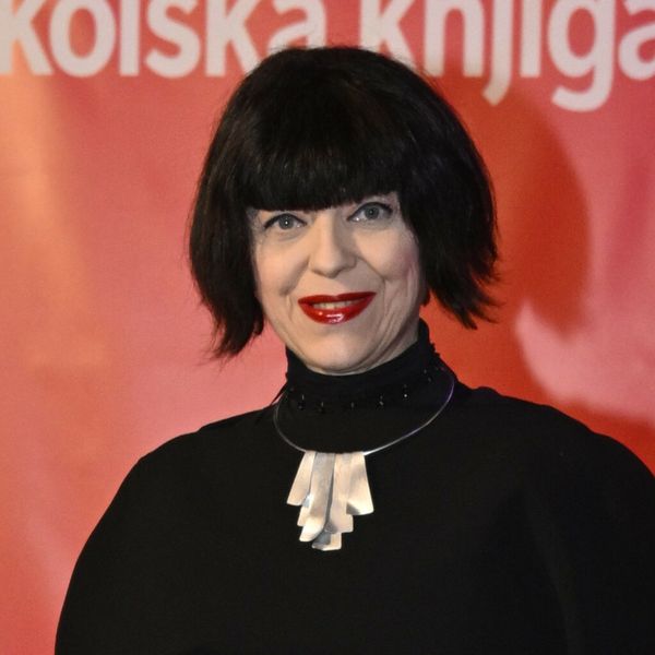 Mirela Holy u "bademastim" štiklama na predstavljanju knjige Propaganda slavnih