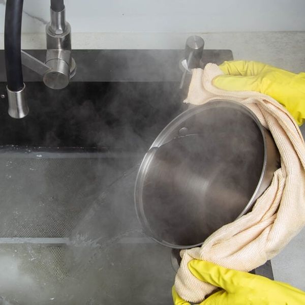 Zašto nikad ne biste trebali izlijevati kipuću vodu u kuhinjski sudoper?