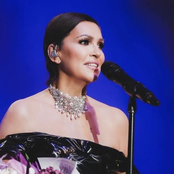 Nina Badrić u crnoj haljini na koncertu u zagrebačkoj dvorani Vatroslava Lisinskog