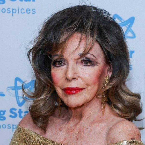 Dama Joan Collins u Chanelovim slingback sandalama 2026.
