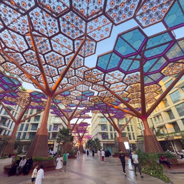 Katar je nadmašio sam sebe: Pogledajte kako izgleda šetnica od kristala koja služi kao klima-uređaj na otvorenom