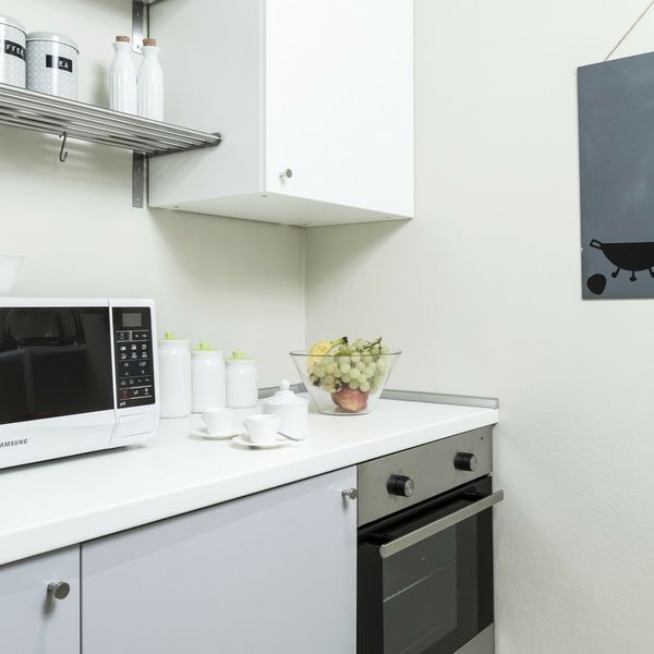 Jednostavno uređen stan s malom kuhinjom