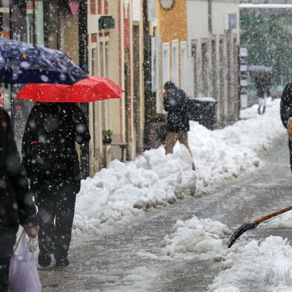 VIDEO Zbog snijega u Sloveniji deseci tisuća ostali bez struje