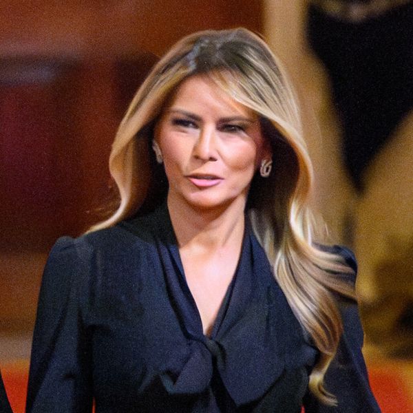 Melania Trump u srebrnim hlačama i bluzi s pussy bow