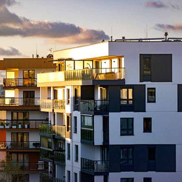 Porezna uprava započela sa slanjem poreza na nekretnine za 2025.