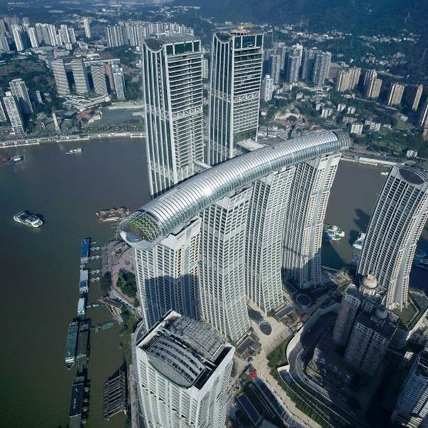 Nebeski most: Horizontalni neboder s, naravno, staklenim podom