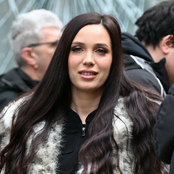 Ulična moda Zagreb u trapez trapericama i kratkoj bundi