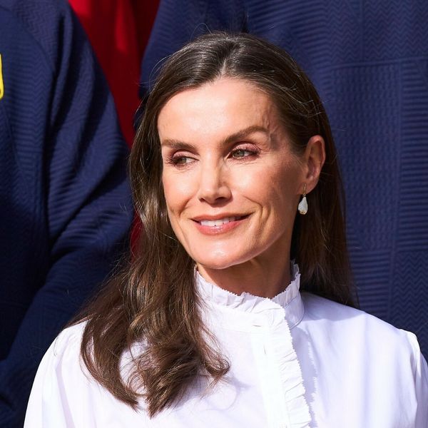 Kraljica Letizia u bijeloj košulji i zelenim hlačama