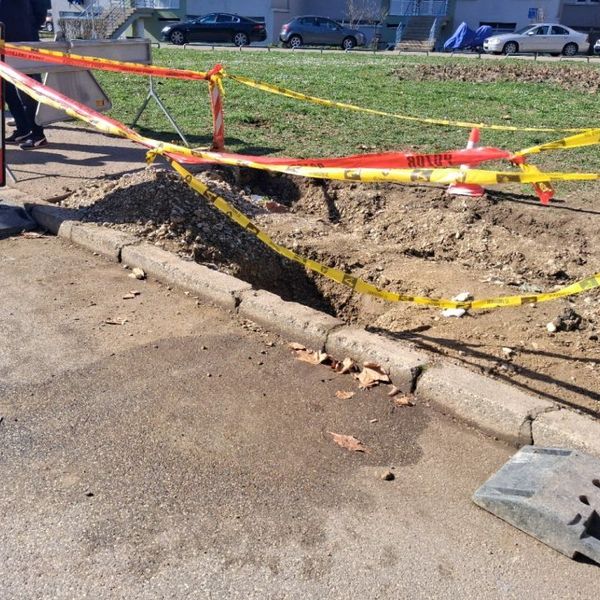 Dječak pao u rupu pored ceste, prevezen u bolnicu