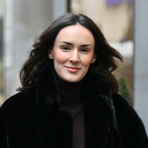 Ulična moda Zagreb u najlonkama s uzorkom i elegantnim čizmama