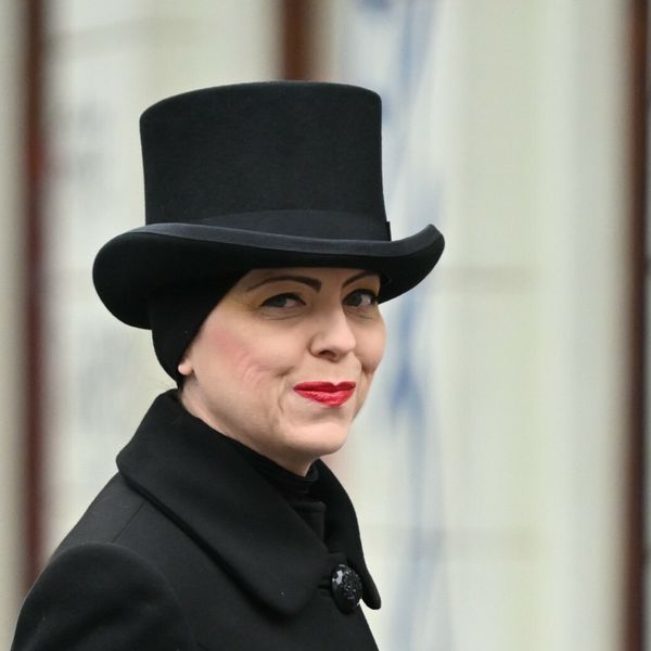 Mirela Holy špicom prošetala u kaput-haljini, s cilindrom na glavi