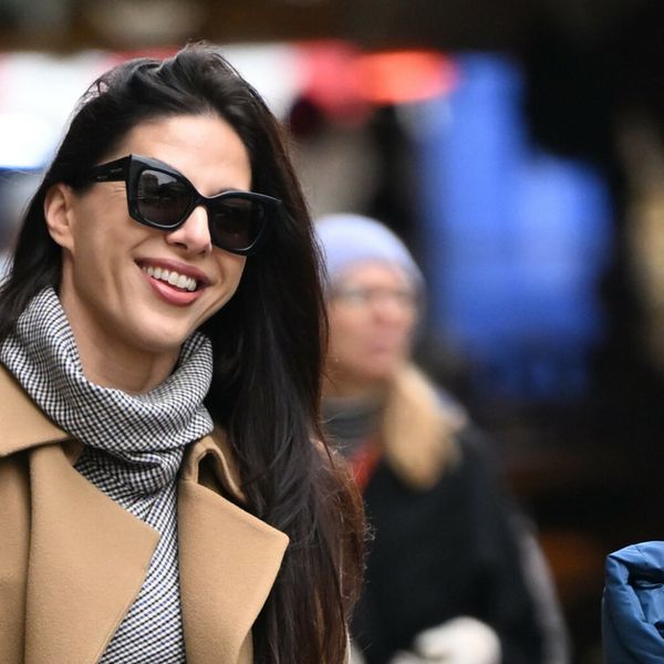 Ulična moda Zagreb u minici i visokim čizmama