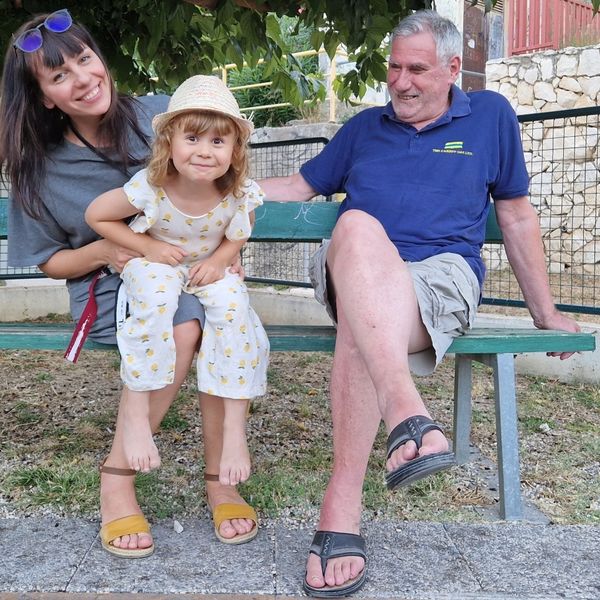 Ja ću te možda ipak nekad još nazvati na telefon. Pa kad mi glas kaže da si trenutno nedostupan, nasmijati se. Prevest ću si to kako ćemo jednog dana ponovo sresti.