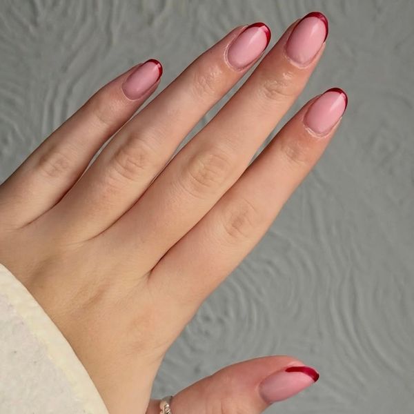 Mini francuska manikura veliki je trend za 2026. godinu.