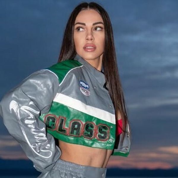 Žanamari polugola pozirala na snijegu