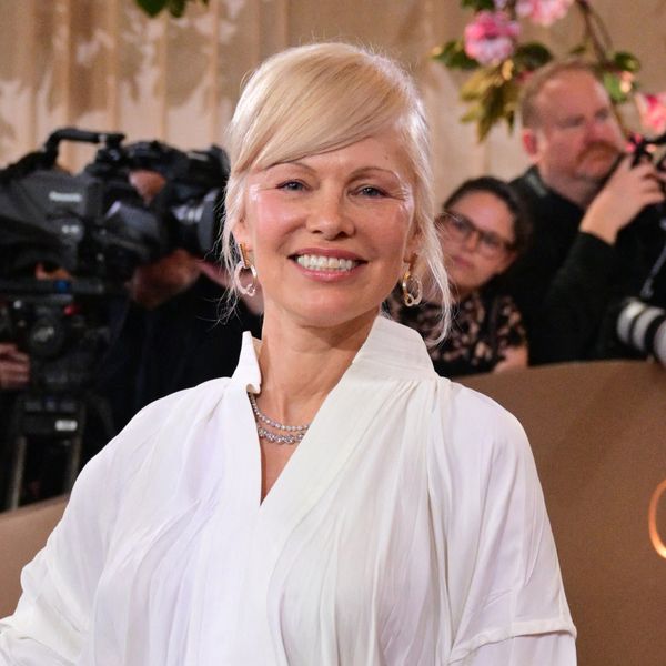 Pamela Anderson u maksi suknji Ferragamo na Zlatnim globusima