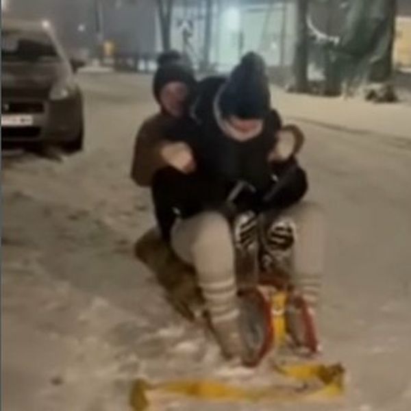 VIDEO Uznemirujuća snimka strašne nesreće u susjedstvu: Tinejdžerice pale sa sanjki, auto ih pregazio