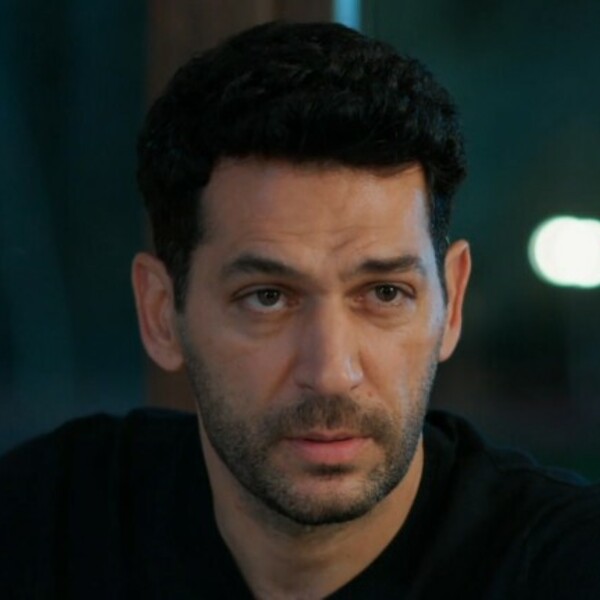 Tajne prošlosti: Prisluškuje ih i ne sviđa joj se što čuje