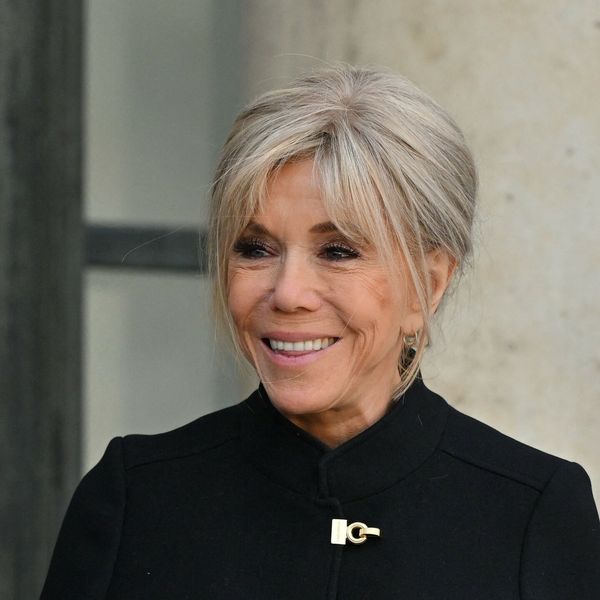 Brigitte Macron u sako i plisiranoj crnoj suknji