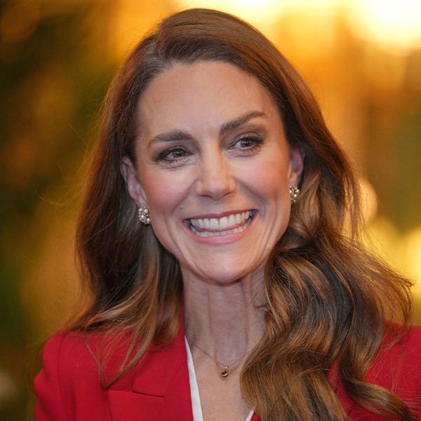 Catherine Middleton u crvenim salonkama i crvenom odijelu