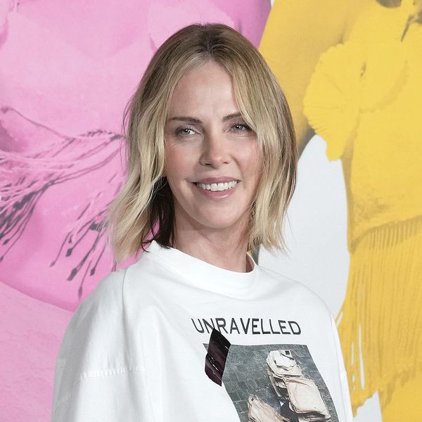 Charlize Theron u bijelim tenisicama i majici modne kuće Givenchy