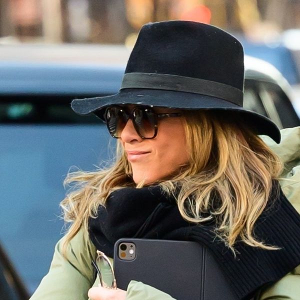 Jennifer Aniston u debeloj jakni i bijelim tenisicama