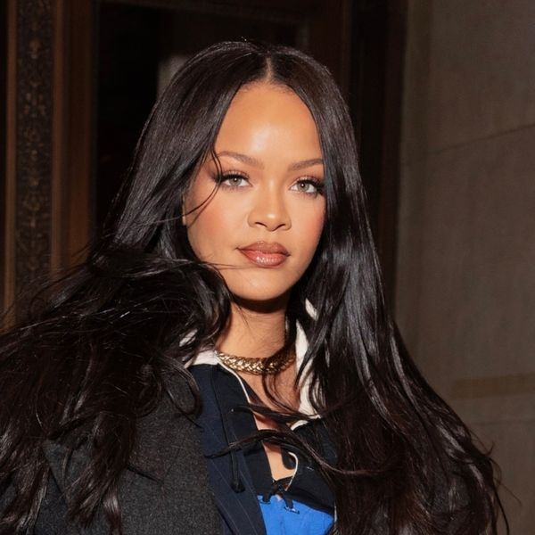 Rihanna u slojevitoj kombinaciji s oversize kaputom Vaquera