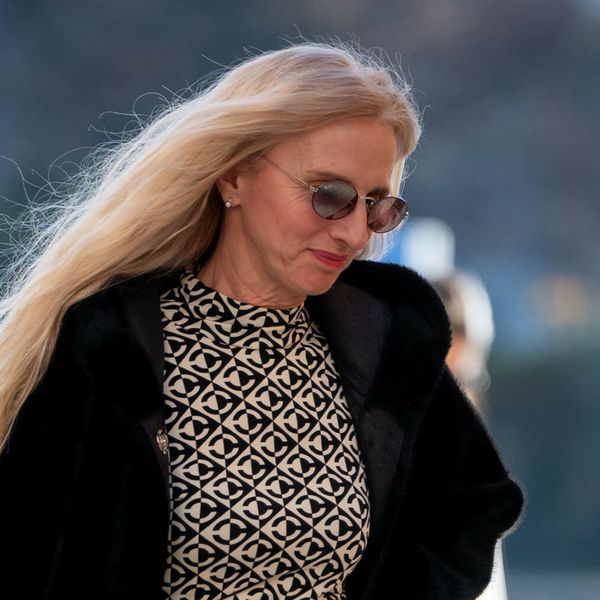 Street style Šibenik u uskoj haljini i ženstvenim gležnjačama