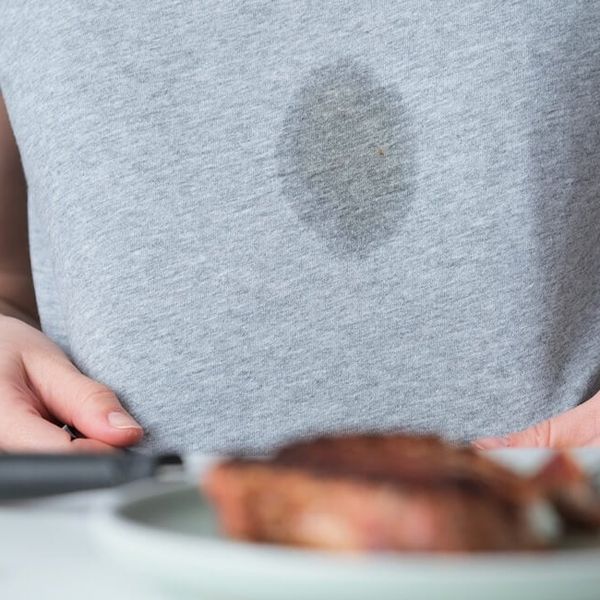 Kako ukloniti masnu mrlju s odjeće, čak i kada se pojavi nakon pranja?