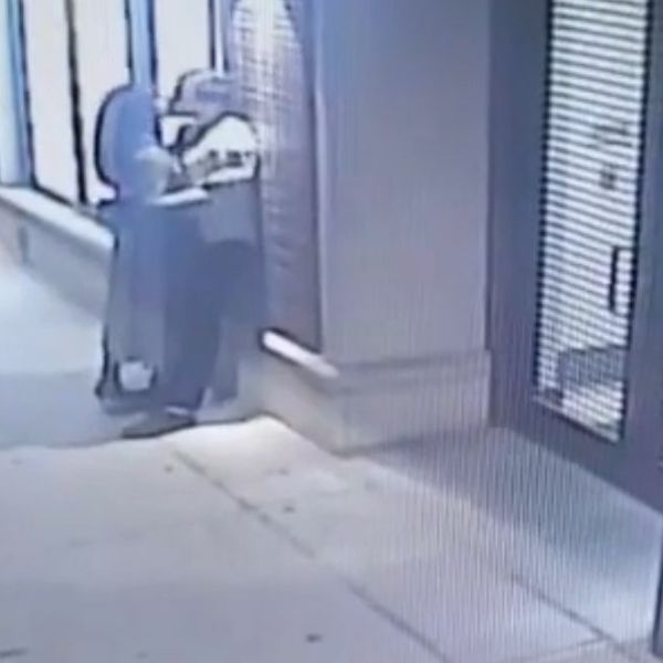 Zaljubljeni par za dlaku izbjegao tragediju, kamera zabilježila šokantni trenutak