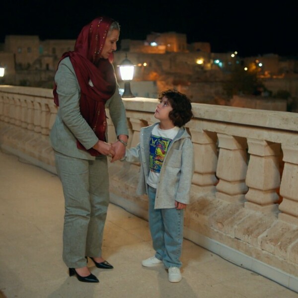 Daleki grad: Odlučila je unuku reći ono što svi skrivaju od njega – Njegov otac je ipak živ!