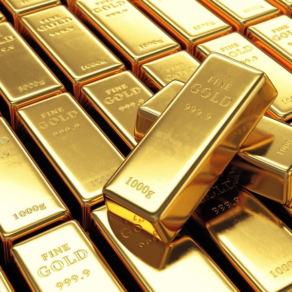 Zlato probilo povijesni rekord, strah od carina gura cijenu prema 7000 dolara