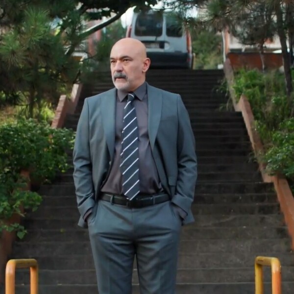 Tajne prošlosti: Policija mu je za petama – mora pobjeći iz grada