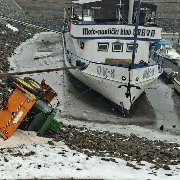 Brojni građani pali na ledu i ozlijedili se, KBC pun pacijenata! Prevnuo se i stroj za posipanje soli: "Ne izlazite iz domova"