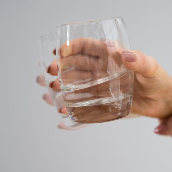 Zbog čega se tresu ruke? Ovi uzroci iznenađuju i potpuno zdrave ljude