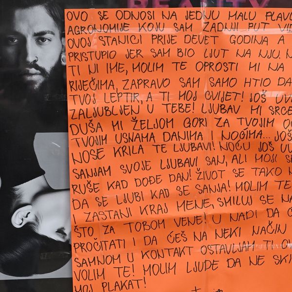 Ljubavna poruka na tramvajskoj stanici u Zagrebu