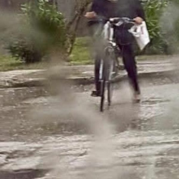 Biciklist pronašao rješenje za kišu i postao viralni hit