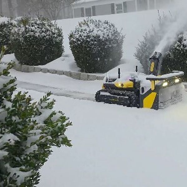 VIDEO Vani mećava, robot radi "sve u 16", a vlasnik sve promatra pijuckajući kavu na ugodnom plusu u kući