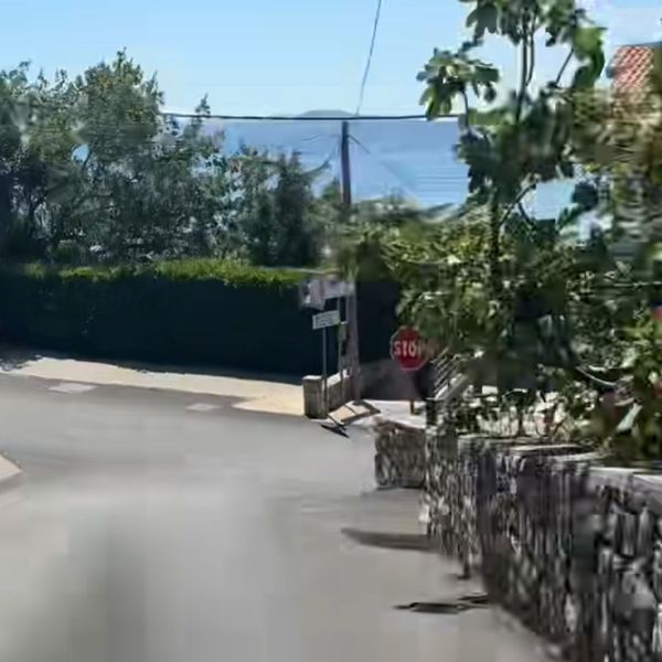 Pogledajte kako se turisti sprdaju sa smještajem na obali: "Koji su idioti odlučili napraviti gradove na pola planine?"