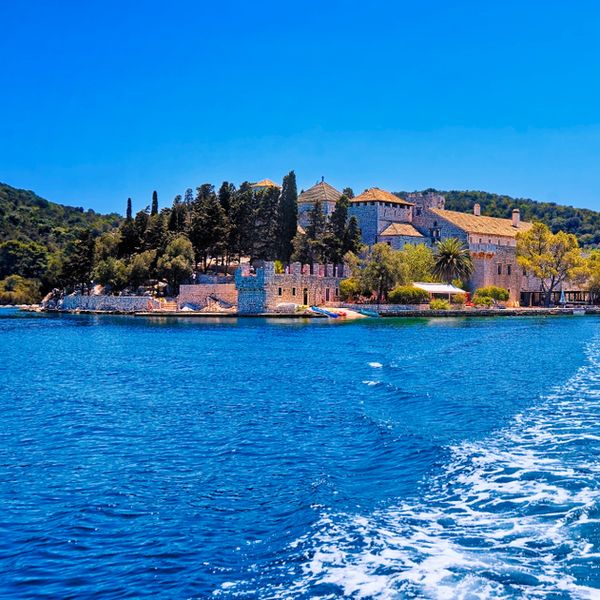Hrvatska Malta: Otok zmija, skrivenih uvala i ukradenoga blaga