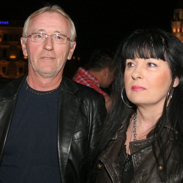 Kako danas izgledaju sinovi Olivera Dragojevića? Rijetko ih viđamo, a ovih dana ponovno su bili uz majku