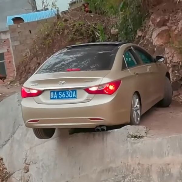 Vozač izveo nemoguće, pogledajte kako se izvukao iz škripca
