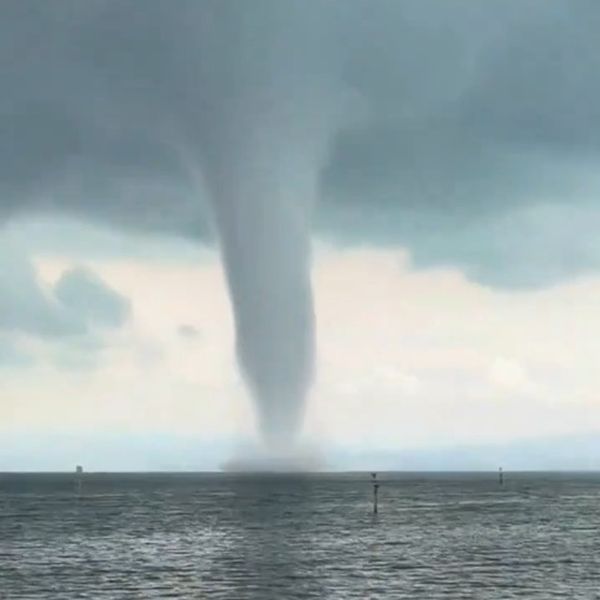 Zastrašujući prizori: Nad jezerom se stvorio golemi vodeni tornado